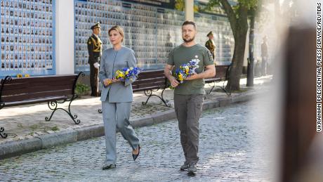 O presidente ucraniano Volodymyr Zelensky e sua esposa Olena visitam o Muro da Memória dos Defensores Caídos da Ucrânia em Kyiv em 24 de agosto.