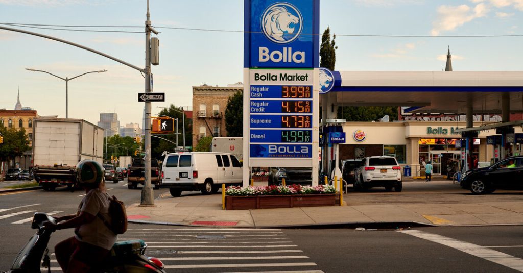 Preços do gás nos EUA caem abaixo de US $ 4 por galão, diz AAA
