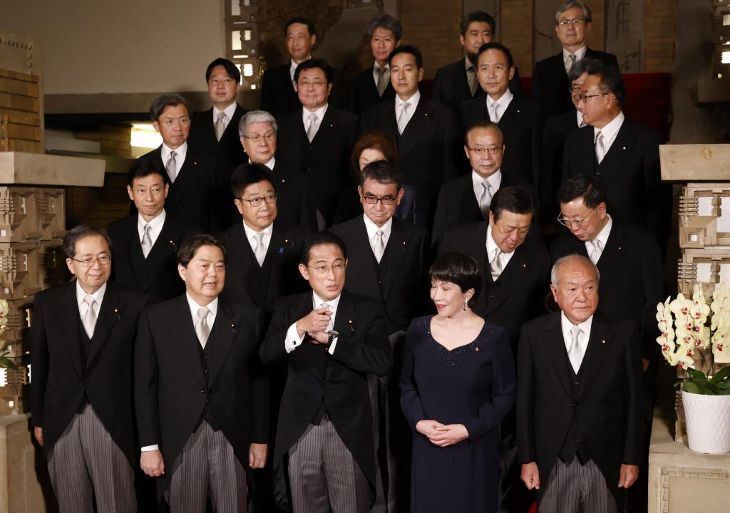 Primeiro-ministro japonês purifica o governo após o apoio às relações com a Igreja diminuir