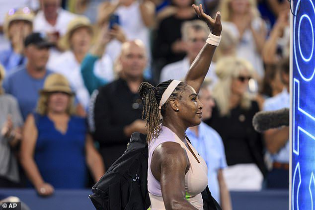 Foi uma rápida despedida de Serena Williams em Cincinnati depois que Emma Raducano a venceu