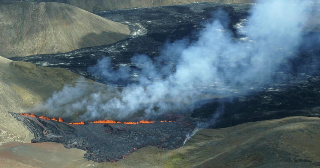 Um vulcão perto do principal aeroporto da Islândia entrou em erupção novamente após uma série de terremotos