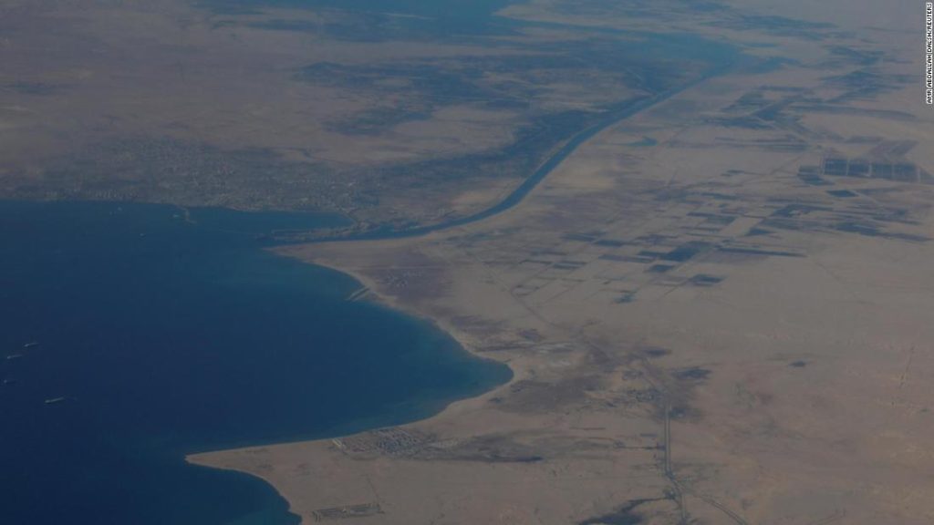 Canal de Suez: A quinta convergência retrocedeu depois que encalhou no Canal do Egito