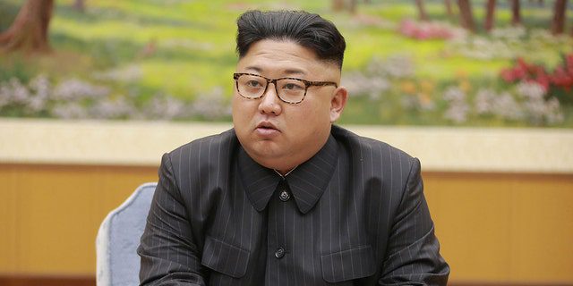 Esta foto tirada em 3 de setembro de 2017 e publicada pela Agência Central de Notícias da Coreia (KCNA) oficial em 4 de setembro de 2017 mostra o líder norte-coreano Kim Jong Un participando de uma reunião. 
