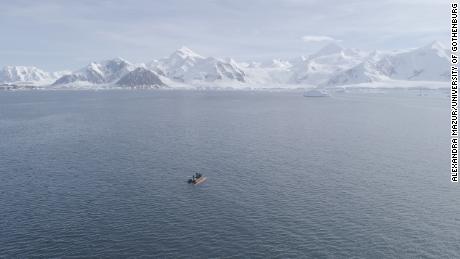 Um workboat recupera o veículo autônomo Rán em um dos fiordes da Península Antártica durante a expedição ao Glaciar Thwaites em 2019. 