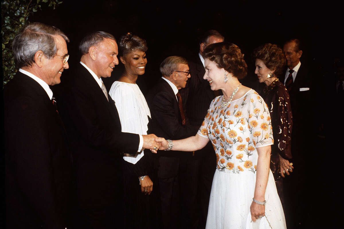 Queen conheceu Frank Sinatra em Hollywood antes de sua viagem à Bay Area. 