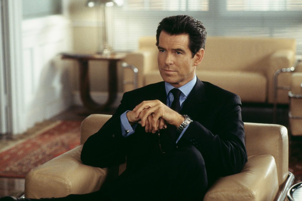 Pierce Brosnan, que apareceu como James Bond no filme "o mundo não é o Bastante," Ele prestou homenagem à falecida rainha Elizabeth.