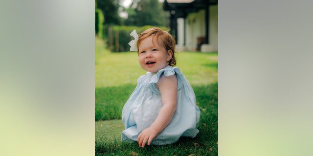 Príncipe Harry e Meghan Markle compartilham a primeira foto de sua filha Lillipet, que nasceu em 4 de junho de 2021. 