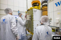 DART team members from the Johns Hopkins Laboratory for Applied Physics in Maryland and the Italian Space Agency carefully placed the LICIACube on the DART spacecraft.  (Image credit: NASA/Johns Hopkins APL/Ed Whitman)
