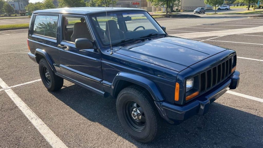 Por US $ 7.499, esse Jeep Cherokee 2000 muito básico é uma pechincha?
