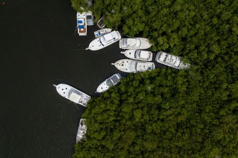 Barcos ficam protegidos por manguezais enquanto Fiona se aproxima em Cabo Rojo, Porto Rico, no sábado.