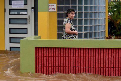 Uma mulher está do lado de fora de sua casa inundada em Salinas na segunda-feira.