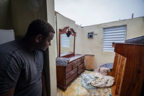 Nelson Sereno olha para seu quarto depois que os ventos do furacão Fiona arrancaram o telhado de sua casa em Luisa, Porto Rico, no domingo, 18 de setembro.