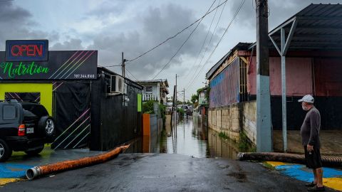 Um homem olha para uma rua inundada no bairro Juana Matos de Catano, Porto Rico, após a passagem do furacão Fiona. 