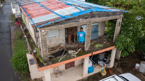 Getsabel Osorio está em sua casa que foi destruída pelo furacão Maria cinco anos antes de Fiona chegar em Luisa, Porto Rico.