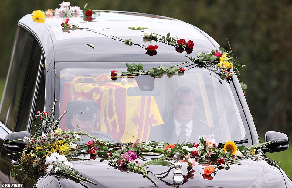 Membros do público jogaram flores e buquês de flores que cobriram o paraíso real na chegada da rainha a Windsor na tarde de segunda-feira.