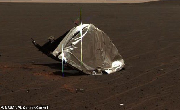 O Opportunity morreu para a NASA agora em Marte, mas enviou uma foto de seu escudo térmico em 2004, junto com detritos espalhados na Terra por vários quilômetros.