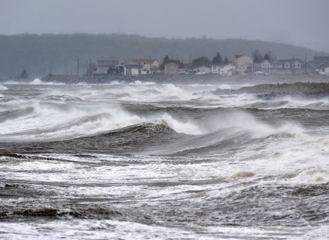 As ondas atingiram as margens da Passagem Leste, Nova Escócia, onde Fiona atingiu a costa no sábado.