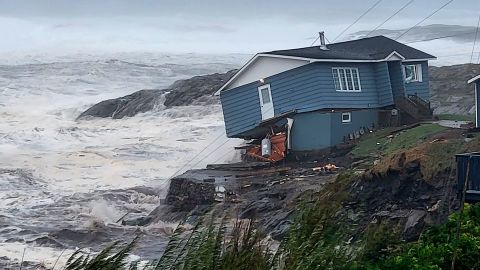 Uma casa enfrenta ventos fortes causados ​​pela tempestade tropical Fiona em Port au Basque Country, Newfoundland e Labrador no sábado.