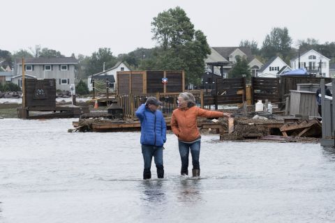 Moradores ficam nas águas da enchente após a morte de Fiona no sábado em Shediac, New Brunswick.