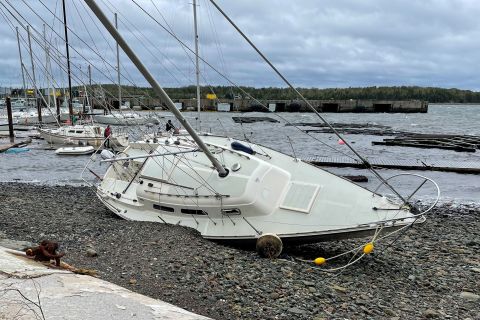 Um veleiro deitado na praia no sábado em Sherwater, Nova Escócia.
