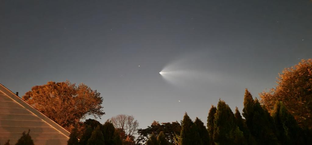 Rastro de vapor de um foguete SpaceX Falcon 9 sobre Clifton.  Imagem cortesia do telespectador do News 12 New Jersey JoAnn.