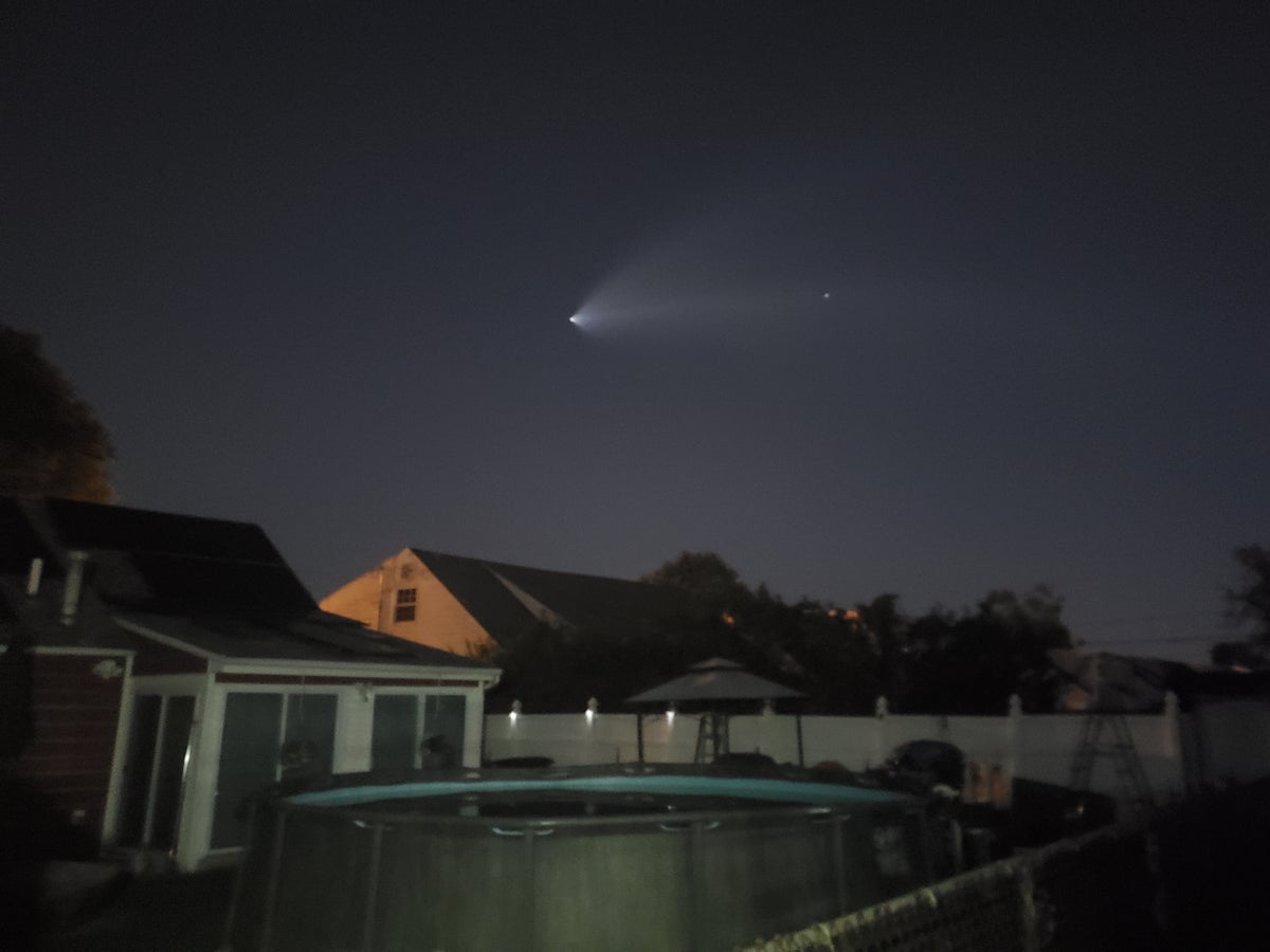 Rastro de vapor de um foguete SpaceX Falcon 9 sobre Cartart.  Imagem cortesia de telespectador News 12 New Jersey telespectador Joanne Best Pollman.