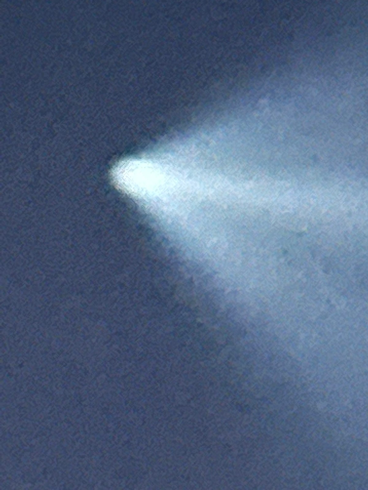 Rastro de vapor de um foguete SpaceX Falcon 9 sobre Marlboro.  Foto cortesia de Virginia Klein Viewer, News 12 New Jersey.