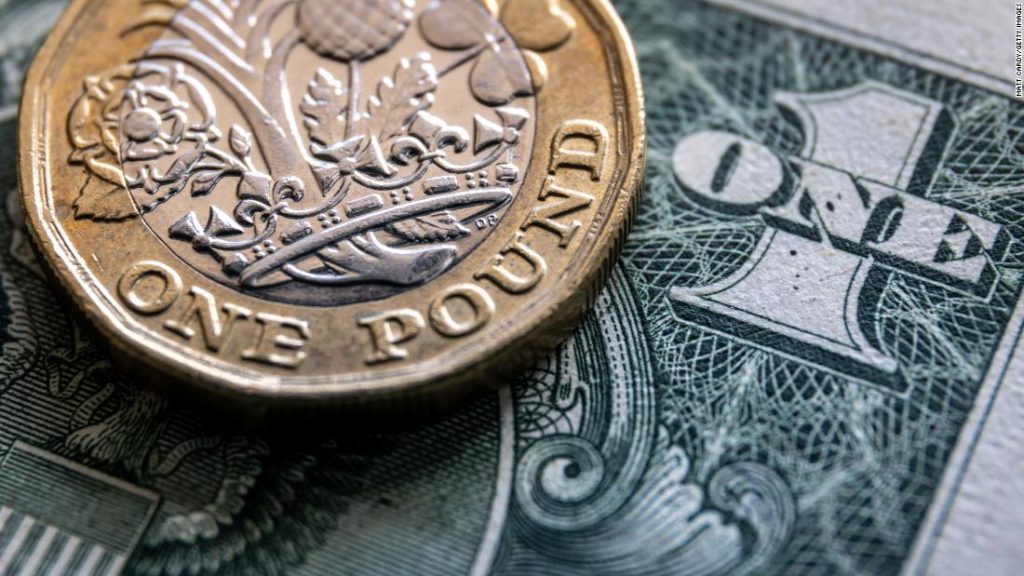 A libra britânica caiu para seu nível mais baixo em relação ao dólar