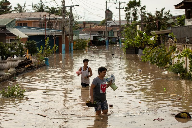 Tufão Noru atingiu as Filipinas, matando 5 e deixando aldeias em frangalhos
