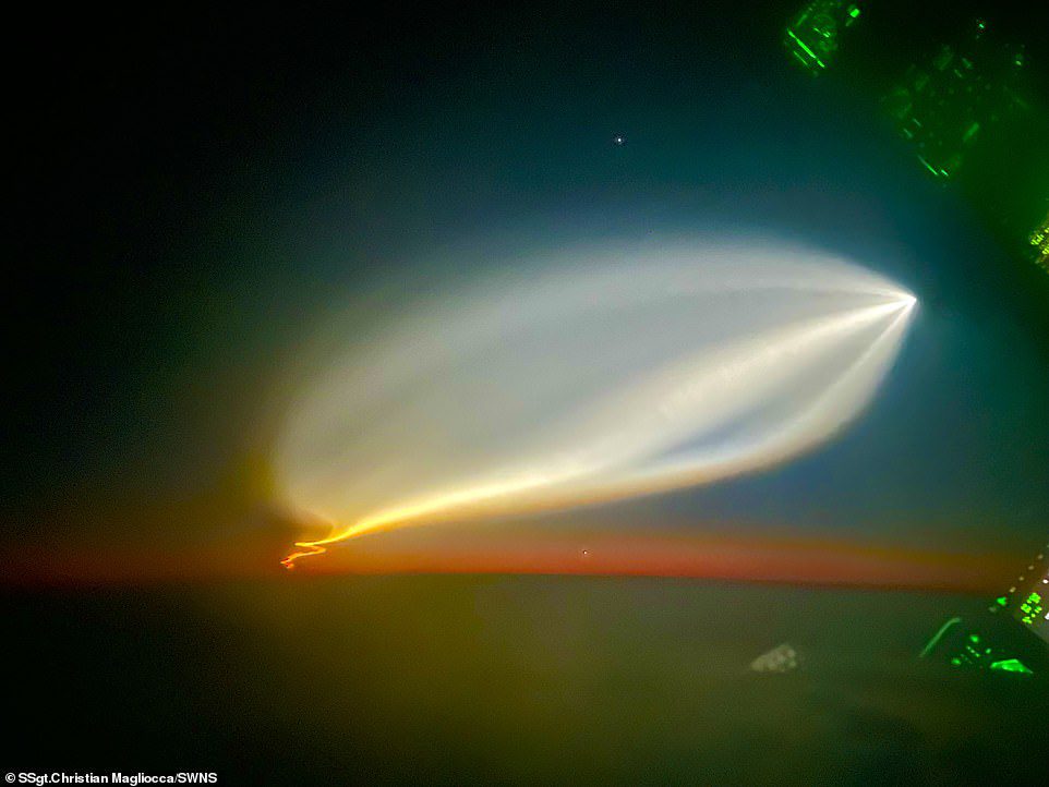 Não pela primeira vez, o encontro sobrenatural foi posteriormente identificado como ligado ao lançamento do satélite SpaceX
