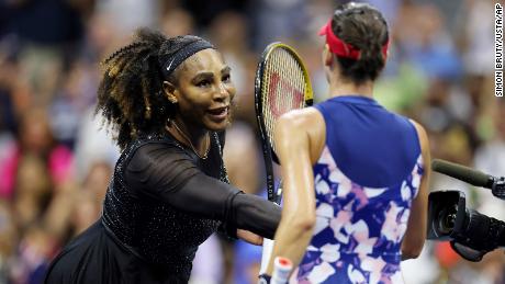 Serena Williams aperta a mão de Ajla Tomljanovic após uma partida de simples feminino no US Open de 2022, sexta-feira, 2 de setembro de 2022, em Flushing, Nova York. 