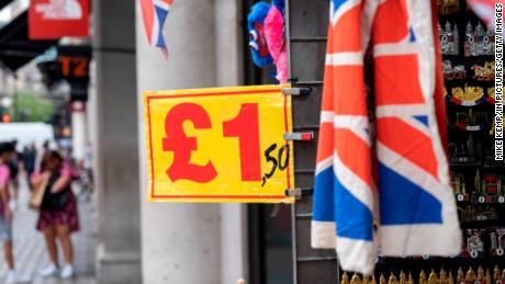 Libra esterlina atinge mínima de 37 anos com queda da economia britânica