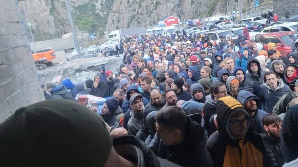 Caos na fronteira Rússia-Geórgia enquanto milhares fogem do projeto de Vladimir Putin