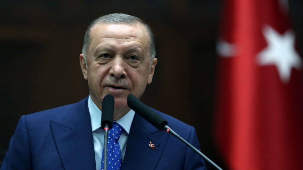 Erdogan diz que Turquia continuará cortando juros e zomba da libra britânica