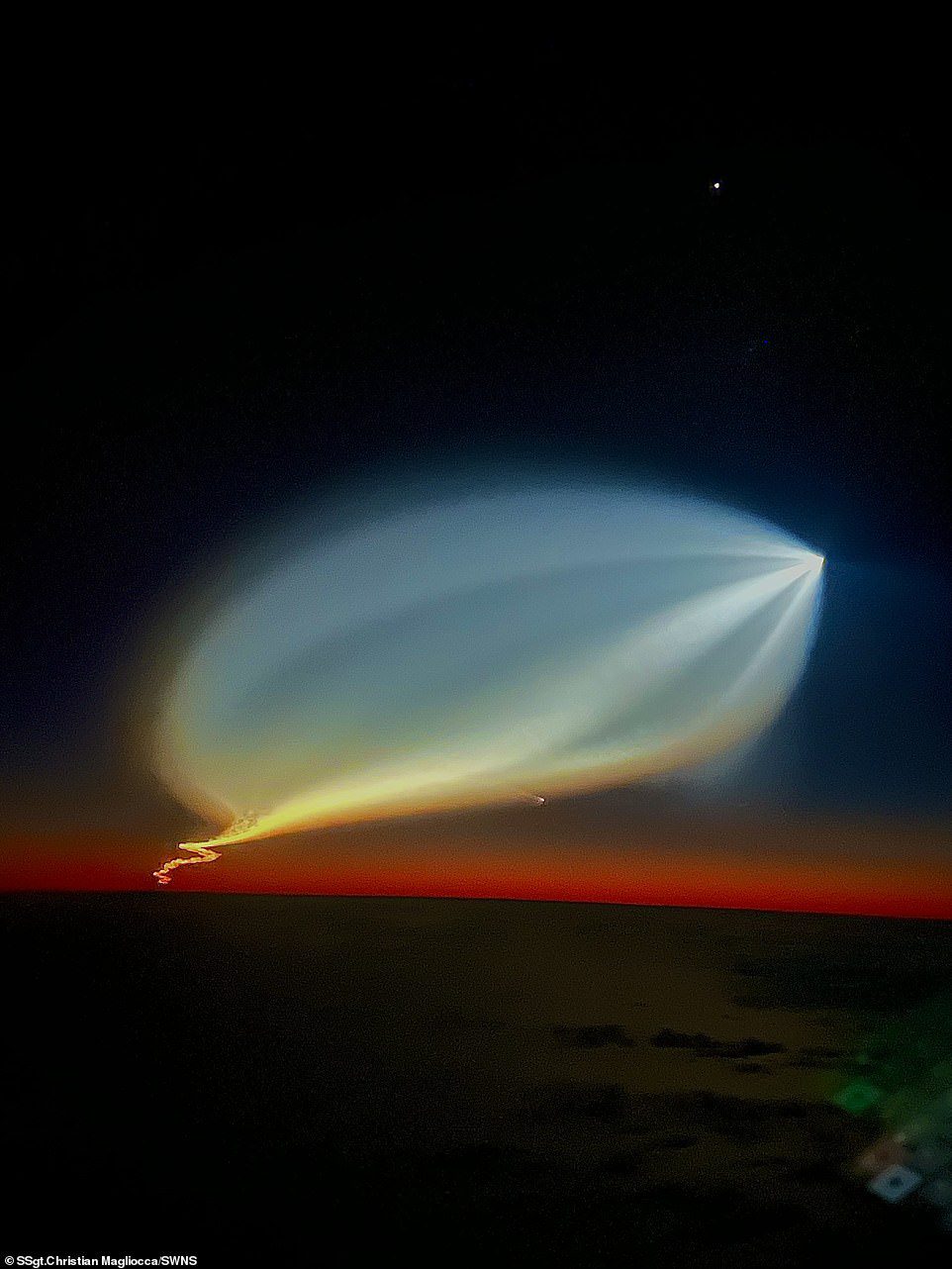 Brilhante: pode ter uma aparência estranha, parecida com um OVNI, mas o florescimento da luz no céu é na verdade parte das consequências do lançamento do foguete SpaceX