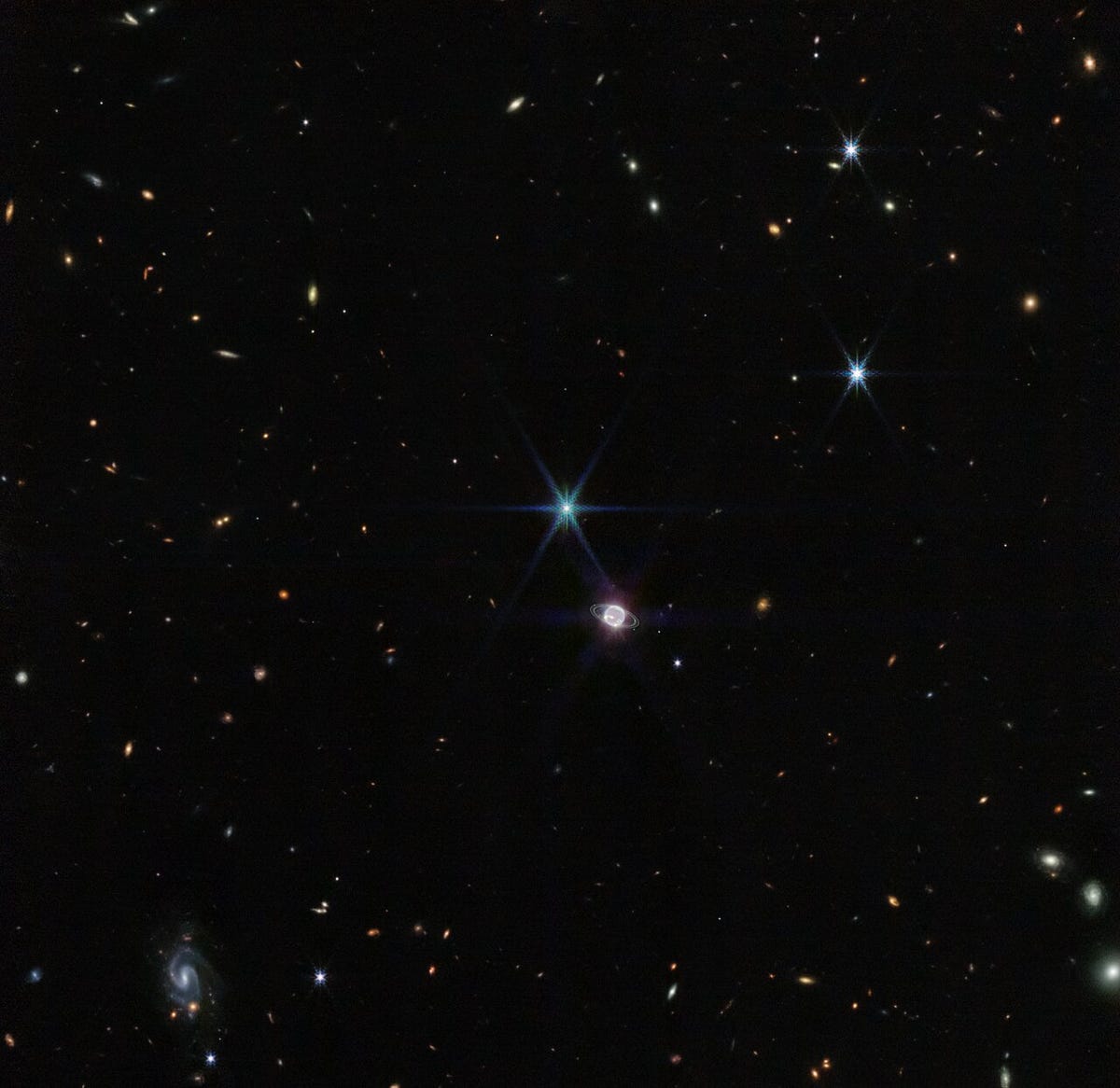 Em direção ao centro, um pouco a sudoeste, há um círculo brilhante representando Netuno.  Brilhantes anéis fracos também foram vistos ao redor do globo.  A noroeste deste globo está um brilhante pedaço de terra azulado de seis pontas que representa uma das luas de Netuno.  Toneladas de manchas e redemoinhos no fundo, contra a extensão escura do espaço, apontam para galáxias em todo o universo.