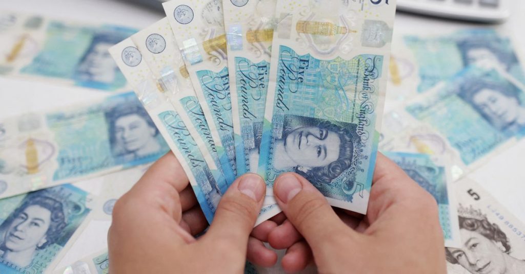 Libra esterlina cai para recorde de baixa, dólar sobe com problemas financeiros no Reino Unido