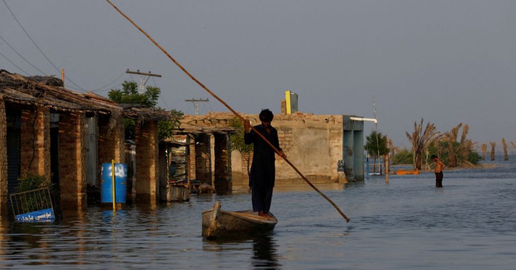 Paquistão parece mar após inundações, diz primeiro-ministro, com mais 18 mortos