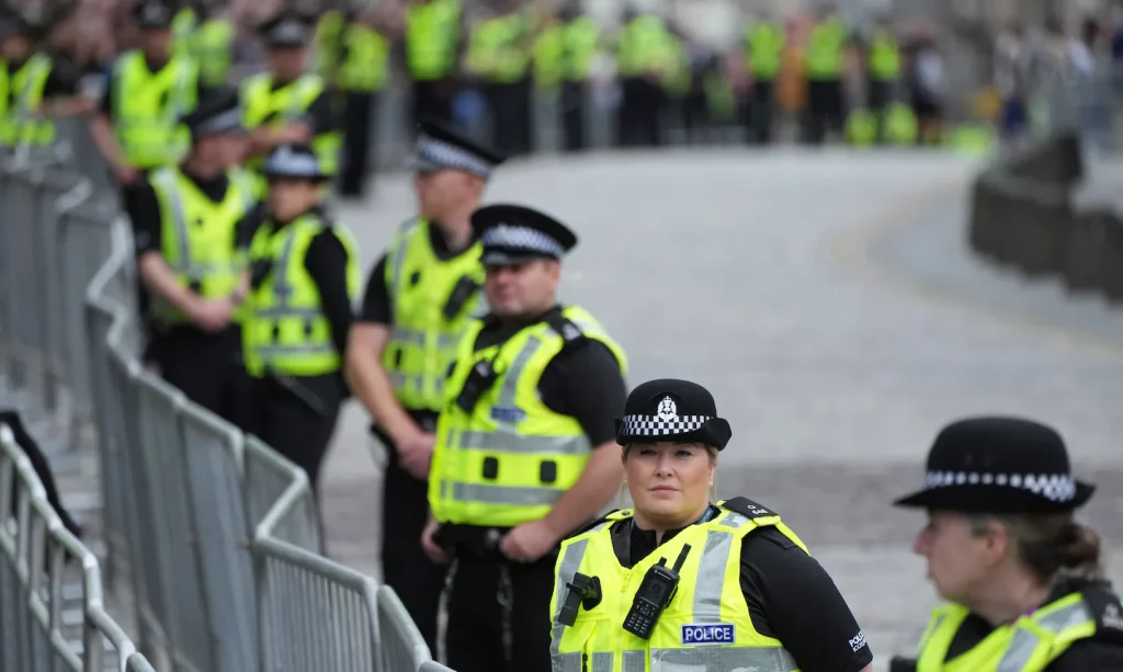 Prisões de manifestantes antipropriedade no Reino Unido estimularam o debate sobre a liberdade de expressão
