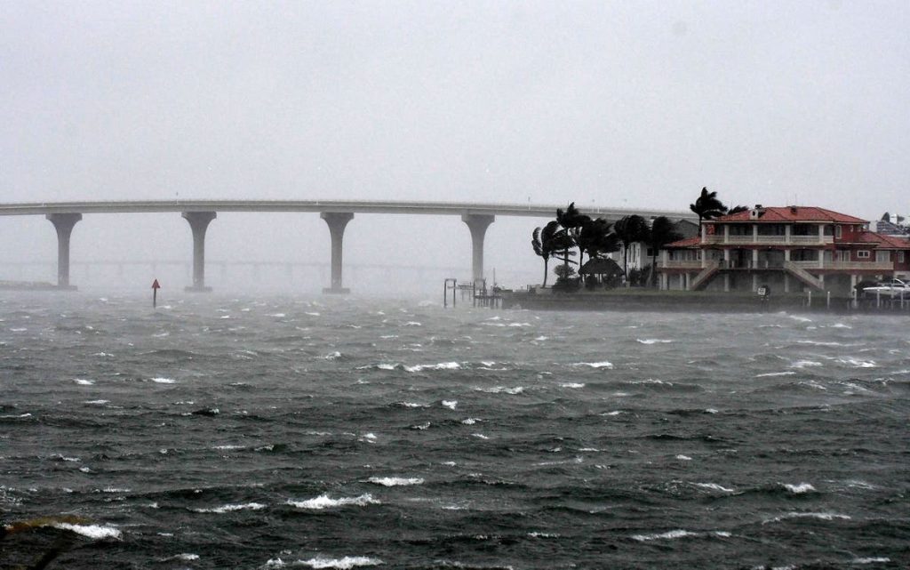Último furacão Ian: pessoas presas e 2,25 milhões sem energia quando tempestade brutal atinge a Flórida