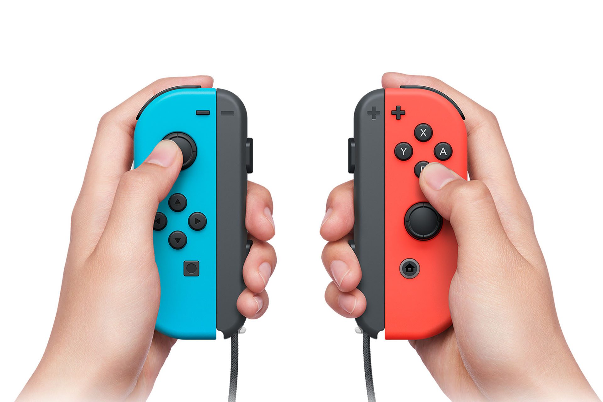 Usuário segurando Joy-Cons vermelho e azul do Nintendo Switch
