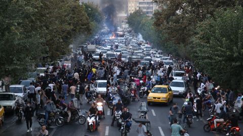 Uma foto obtida pela AFP fora do Irã em 21 de setembro de 2022 mostra manifestantes iranianos nas ruas de Teerã durante um protesto de Lamhasa Amini, dias após sua morte sob custódia policial.