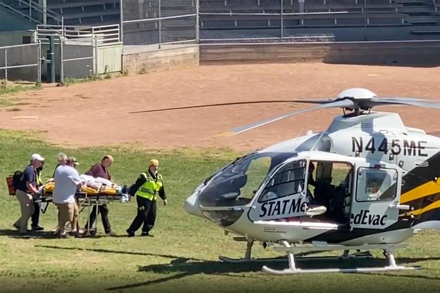 O escritor Salman Rushdie é transferido em uma maca para um helicóptero para ser transportado para o hospital