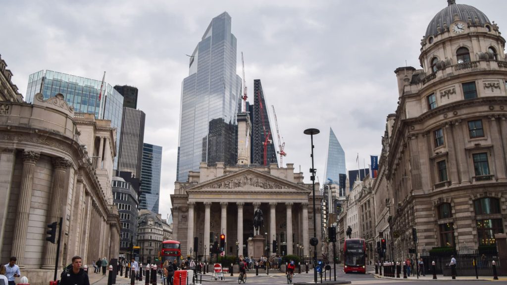 Banco da Inglaterra intervém novamente nos mercados de títulos, alerta para 'riscos materiais' para a estabilidade financeira do Reino Unido