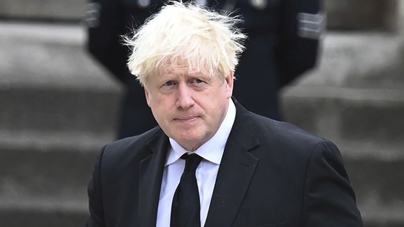 Boris Johnson retorna à Grã-Bretanha para lançar um possível retorno político