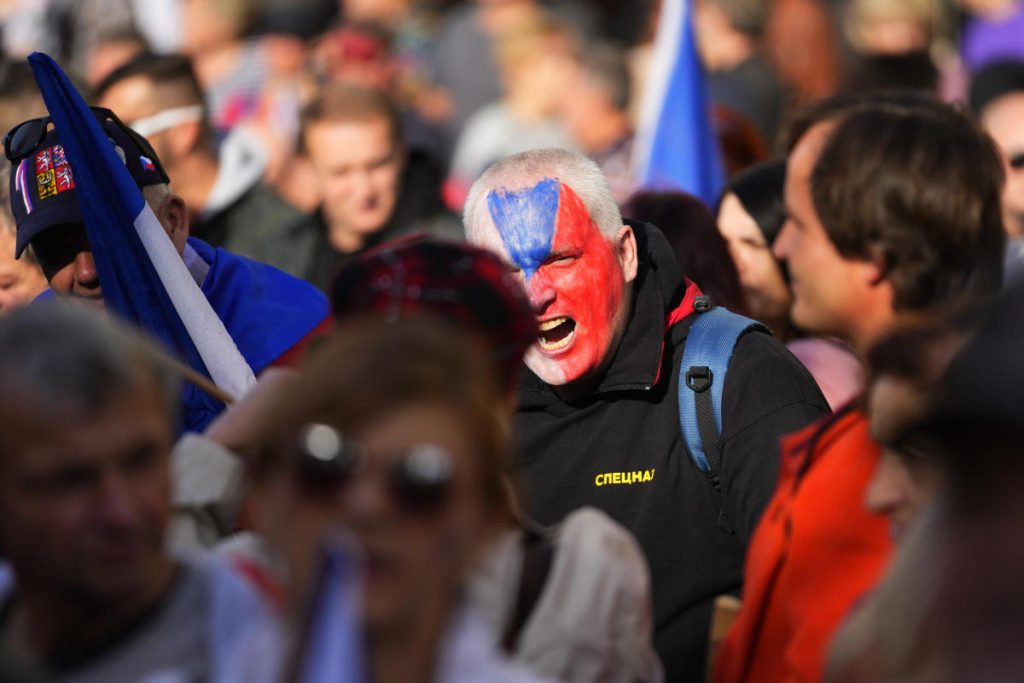 Checos se reúnem para exigir a renúncia do governo pró-ocidental