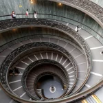 Polícia do Vaticano prende turista que destruiu antigos bustos romanos em museu