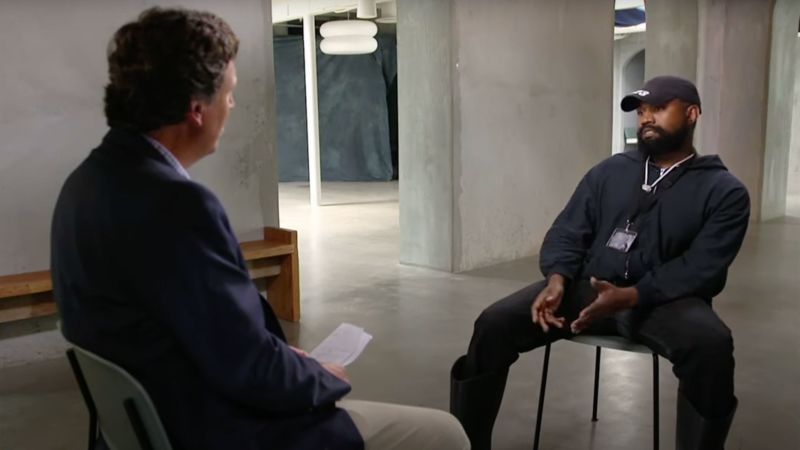 Tucker Carlson falou com Kanye West sobre a polêmica que está fazendo sobre sua camisa 'White Lives Matter'