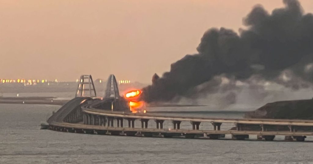 Um tanque de combustível pegou fogo em uma ponte na Crimeia - Rússia