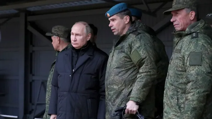 Putin está ao lado de um soldado sob uma área coberta